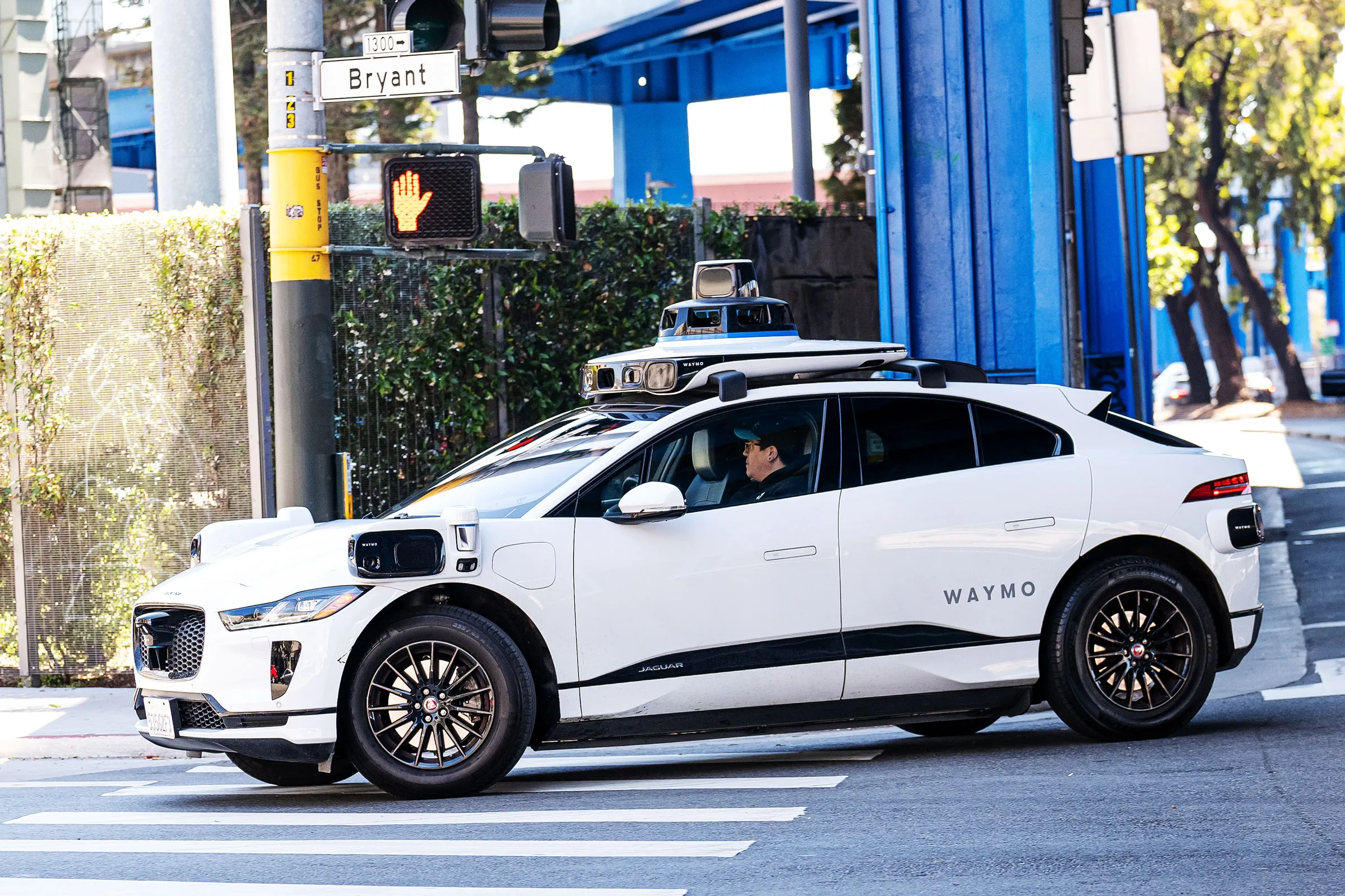 Tech Entrepreneur Trapped in Self Driving Waymo’s Endless Loop, Sparking Safety Concerns3