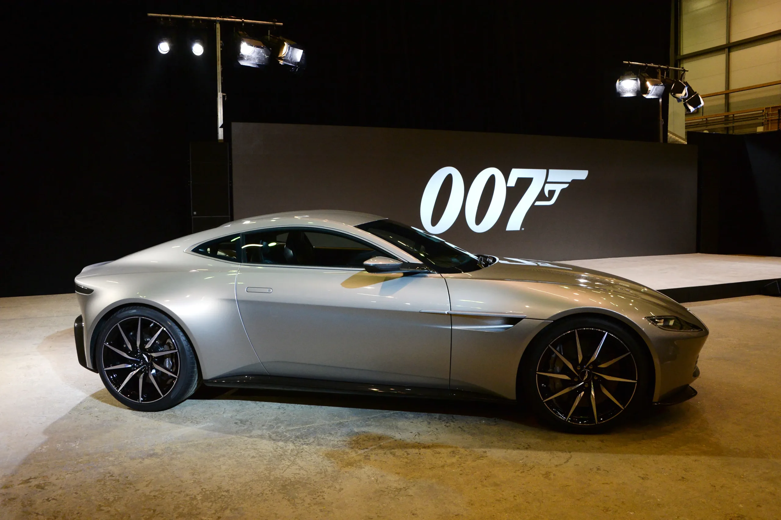 Aston Martin DB10