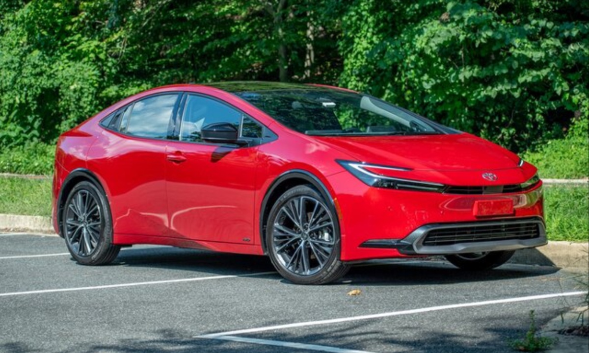 2025 Toyota Prius (2) 2025 Toyota Prius (2)