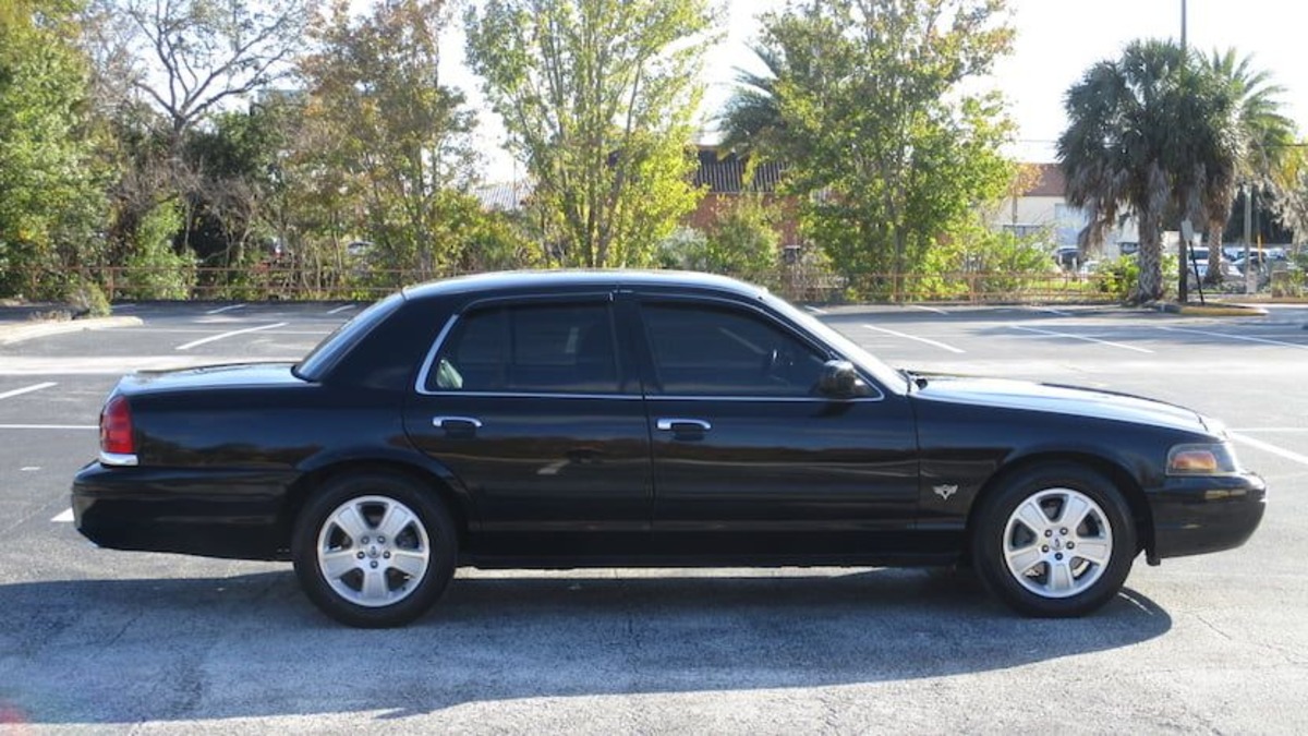 Ford Crown Victoria (1998–2011) Ford Crown Victoria (1998–2011)