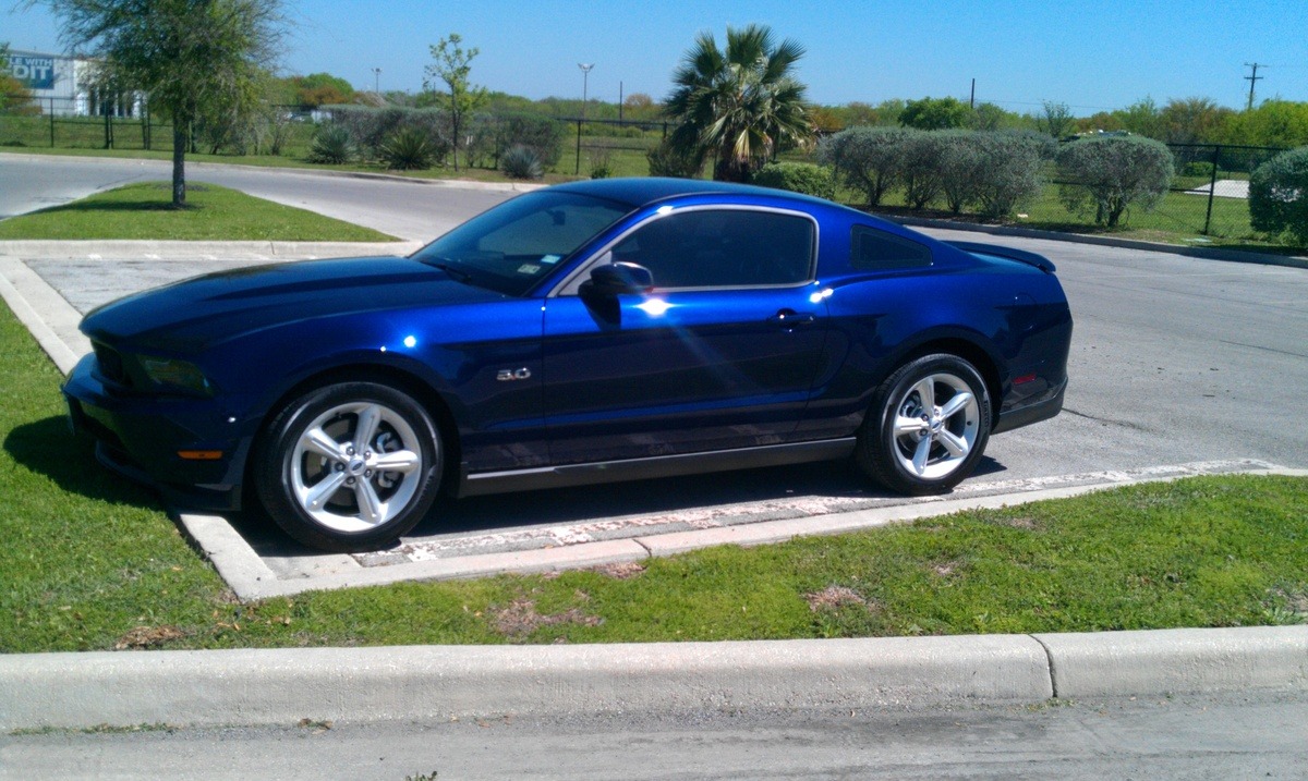 Ford Mustang (Base Model) Ford Mustang (Base Model)