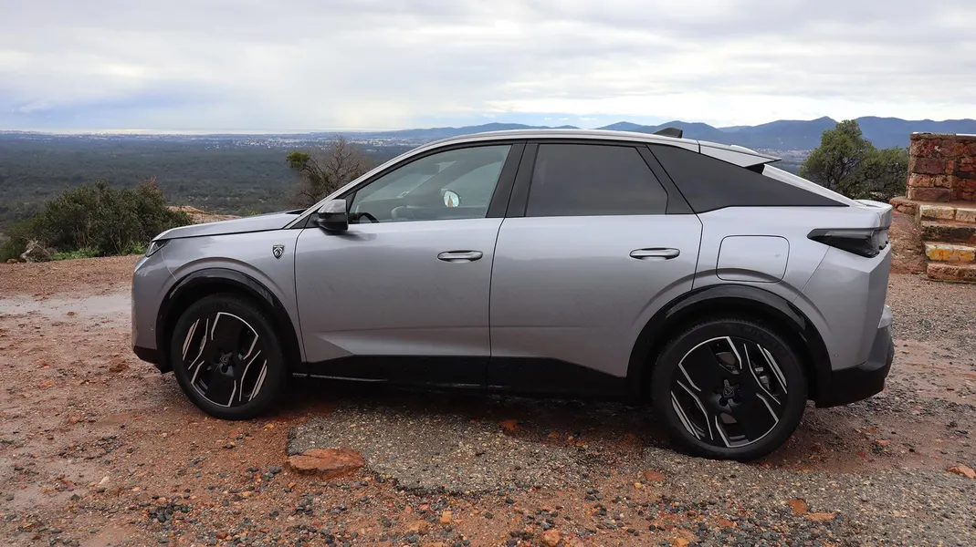 Peugeot E 3008