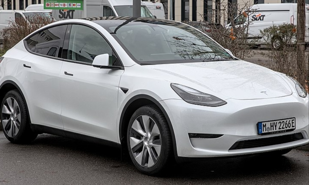 Tesla Model Y (2) Tesla Model Y (2)