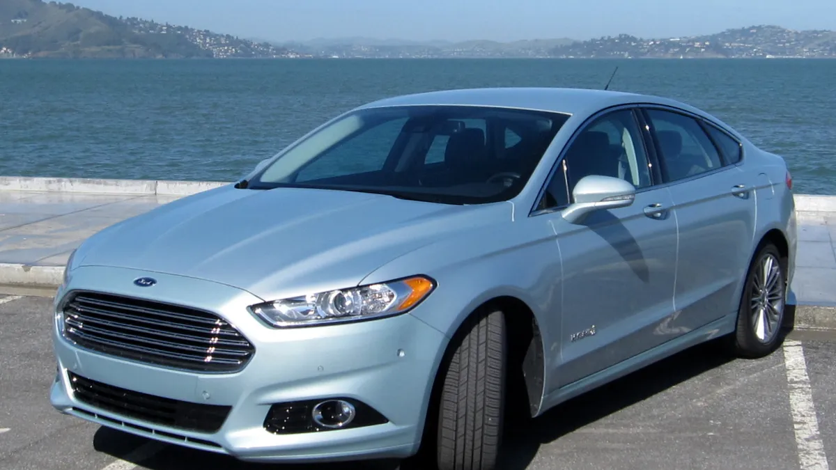 Ford Fusion Hybrid (2013–2020) Ford Fusion Hybrid (2013–2020)