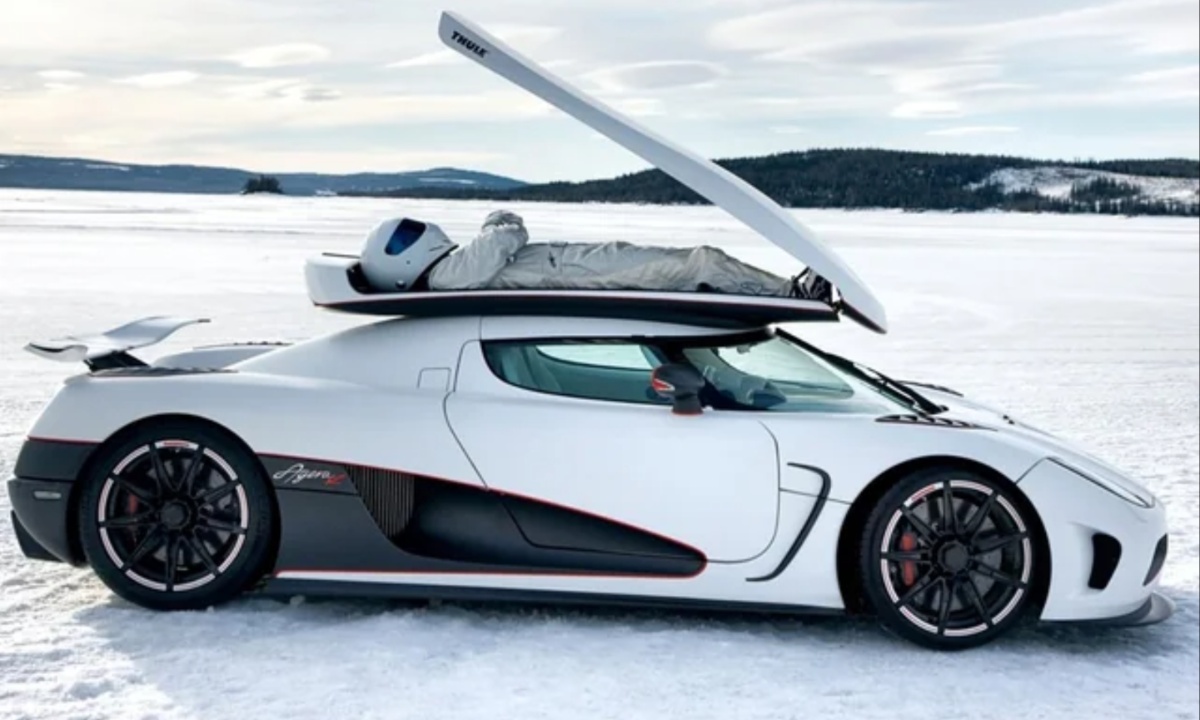 Koenigsegg’s Clever Roof Storage