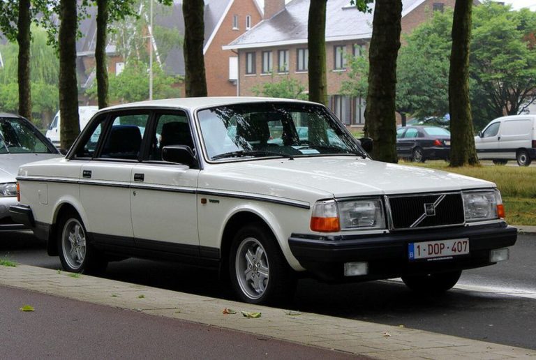Volvo 240 (1975–1993)