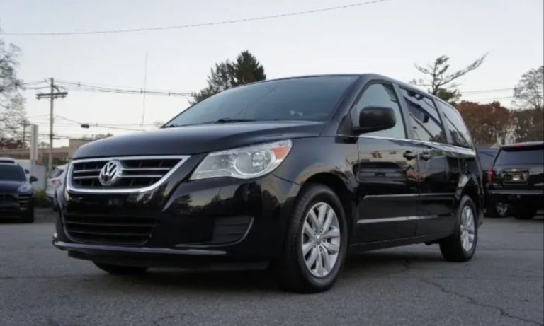 2014 Volkswagen Routan (2)
