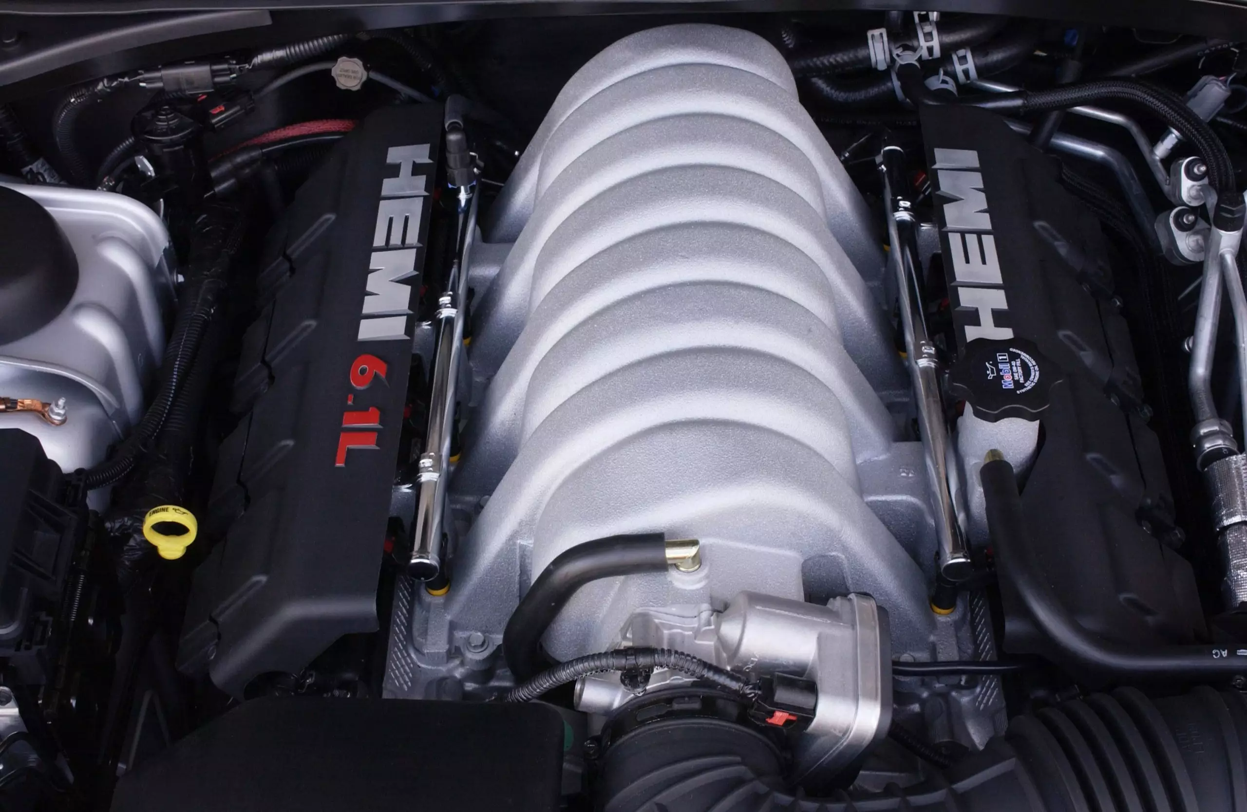 Chrysler 6.1L HEMI V8 Chrysler 6.1L HEMI V8