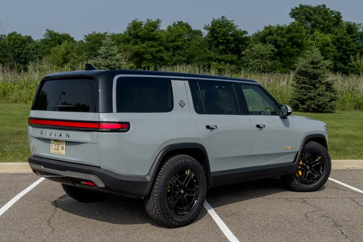 Rivian R1S 2023