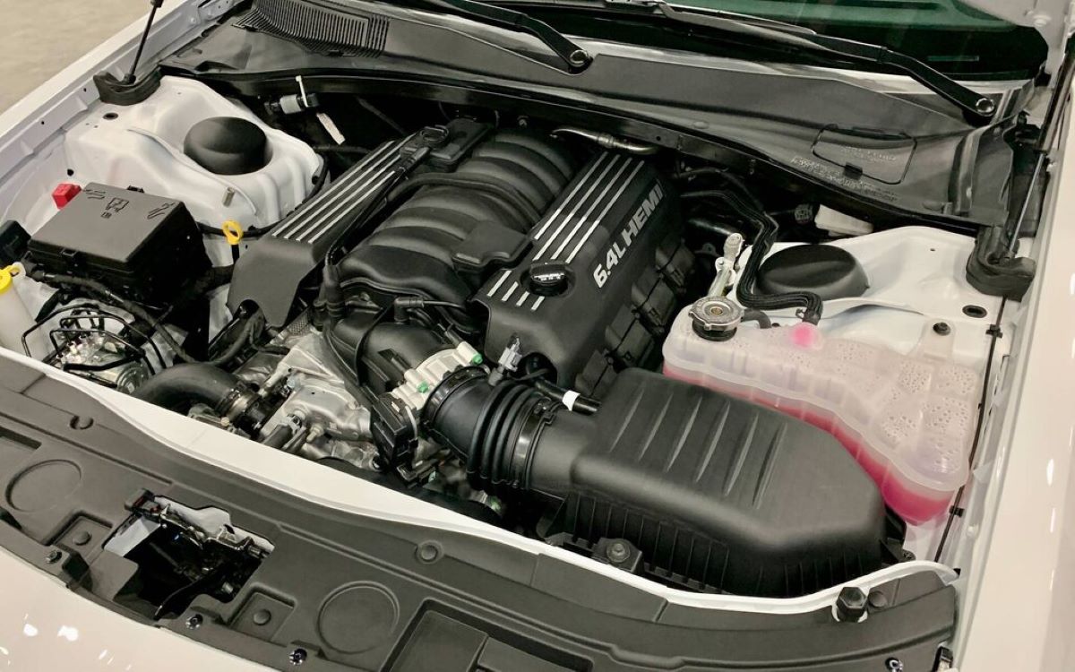 6.4L HEMI V8 with ZF 8 Speed Auto 6.4L HEMI V8 with ZF 8 Speed Auto