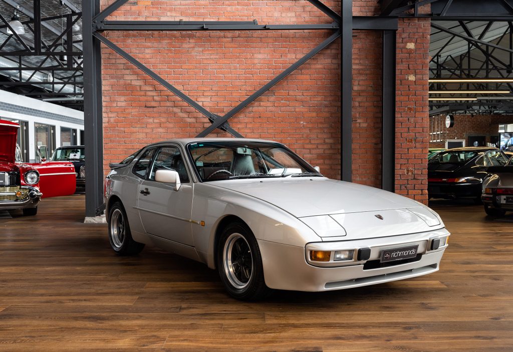 Porsche 944