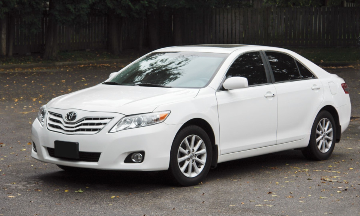 2011 Toyota Camry (2)