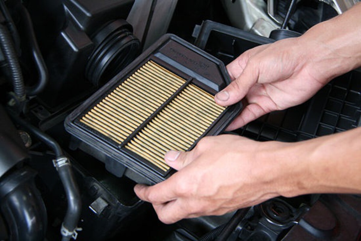 Replacing the Air Filter and Cabin Filter 