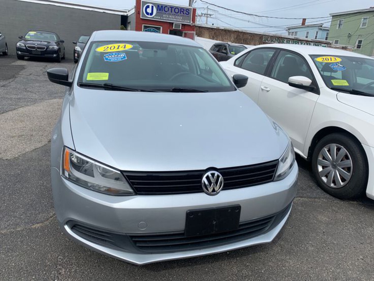 Volkswagen Jetta (2010–2014) Volkswagen Jetta (2010–2014)