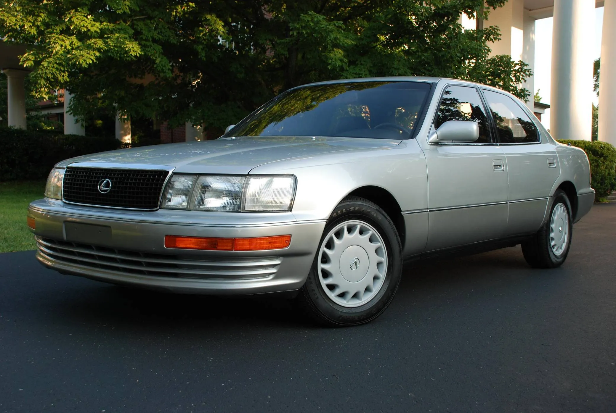 1990 Lexus LS 400 (UCF10)