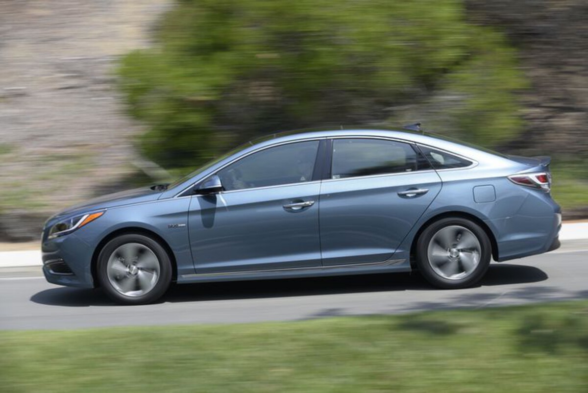 Hyundai Sonata Hybrid – Stylish, Efficient, and Durable