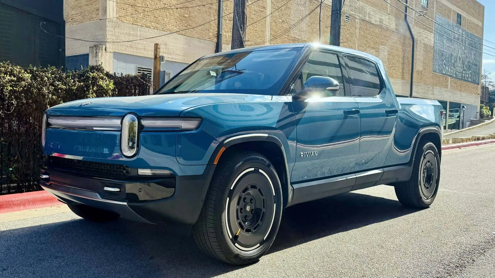 2025 Rivian R1T