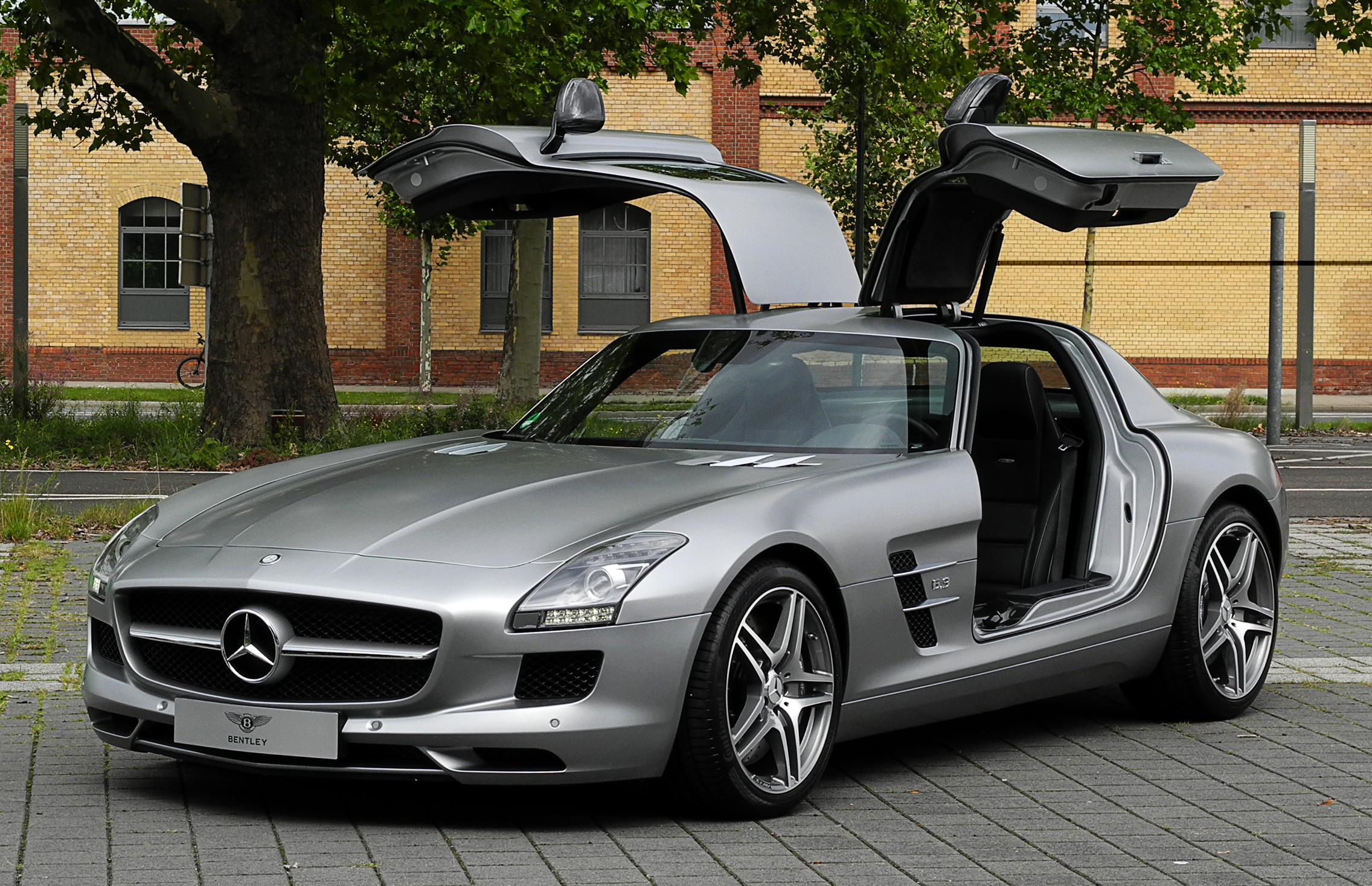Mercedes-Benz SLS