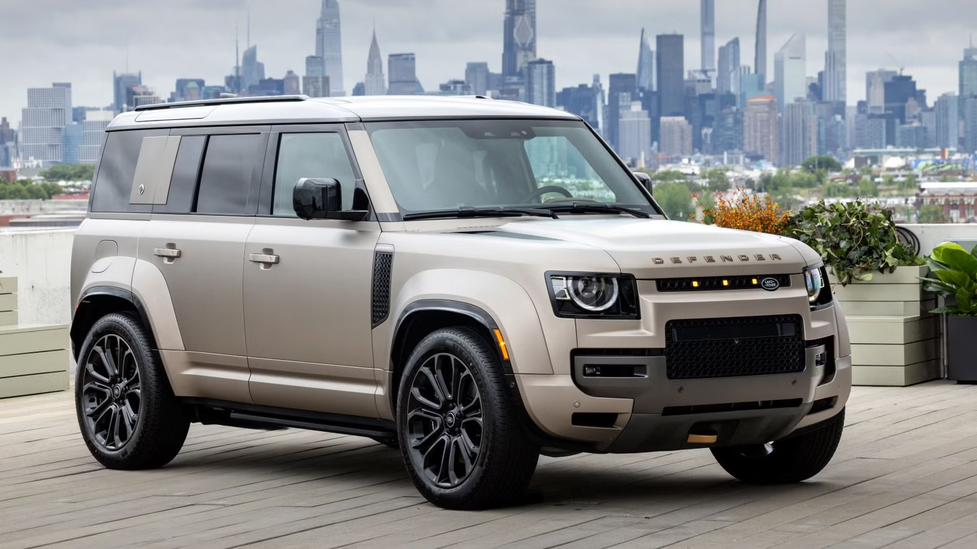 2025 Land Rover Defender Octa