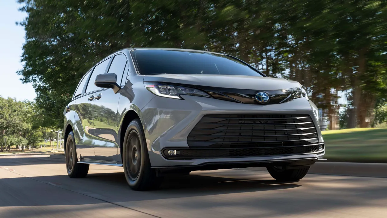 Toyota Sienna Hybrid (2021–2025)