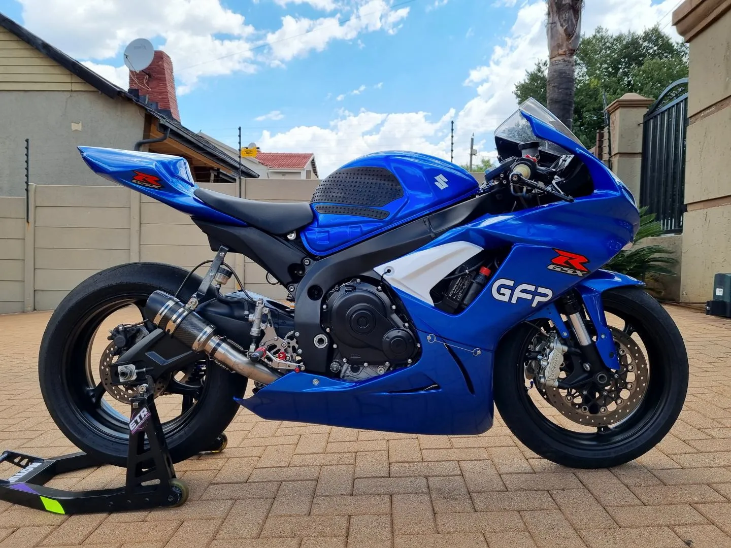 Suzuki GSX R750