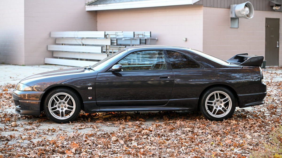 Nissan Skyline GT-R (R33, 1995–1998)