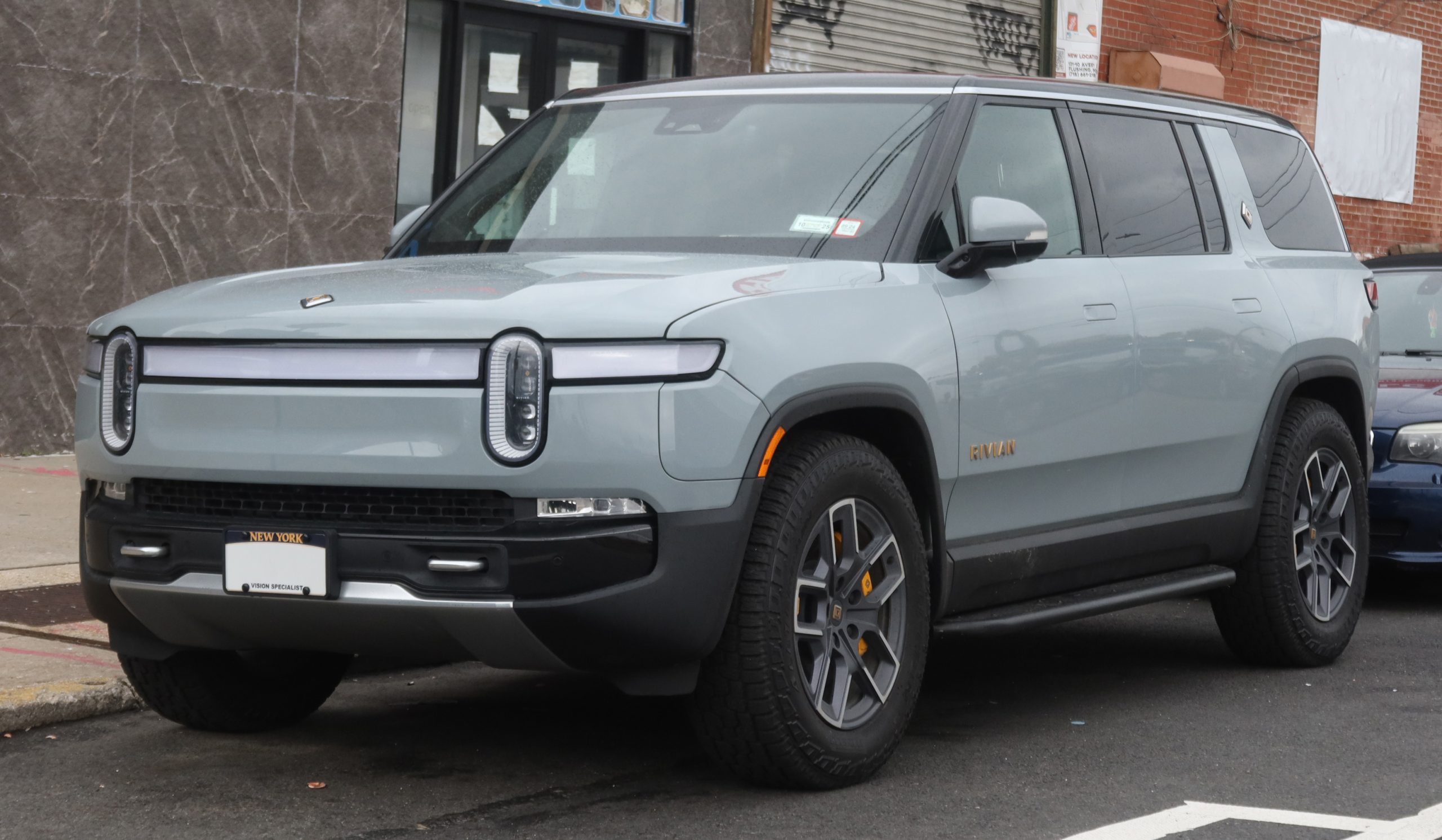 Rivian R1S Quad Max