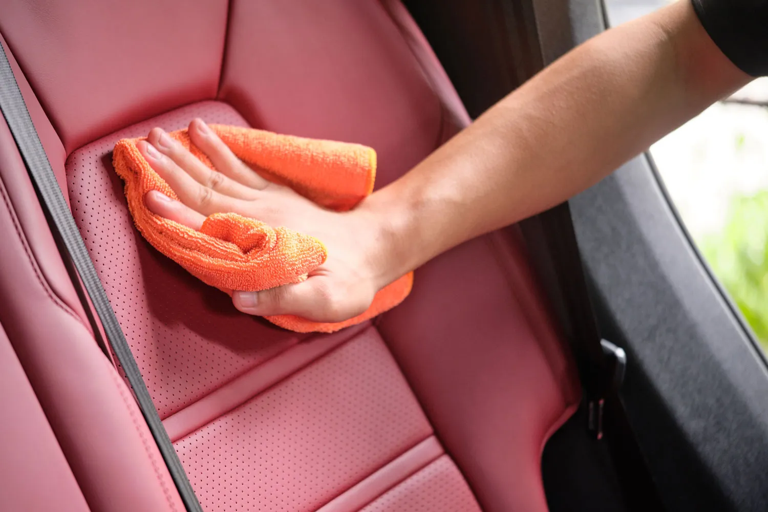 Cleaning a Car Leather Seat
