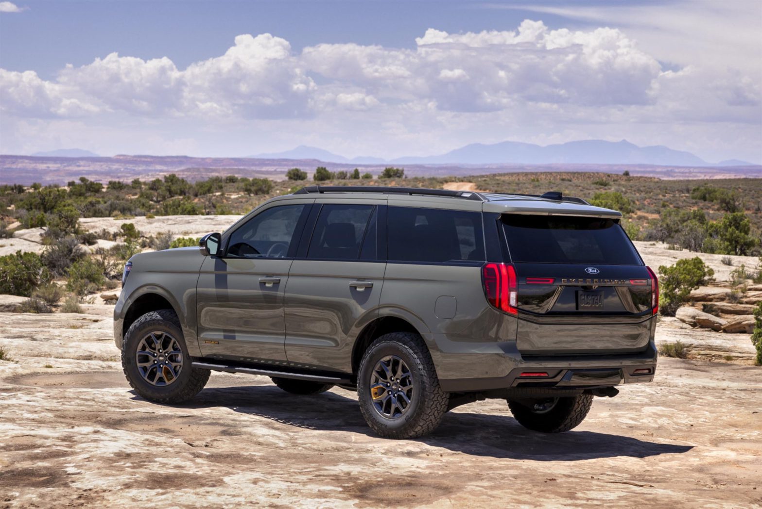 5 SUVs With Low Step In Heights vs 5 That Require Running Boards - DAX ...