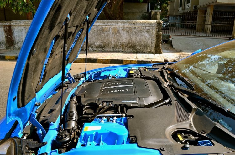 Jaguar XKR 5.0L V8 engine