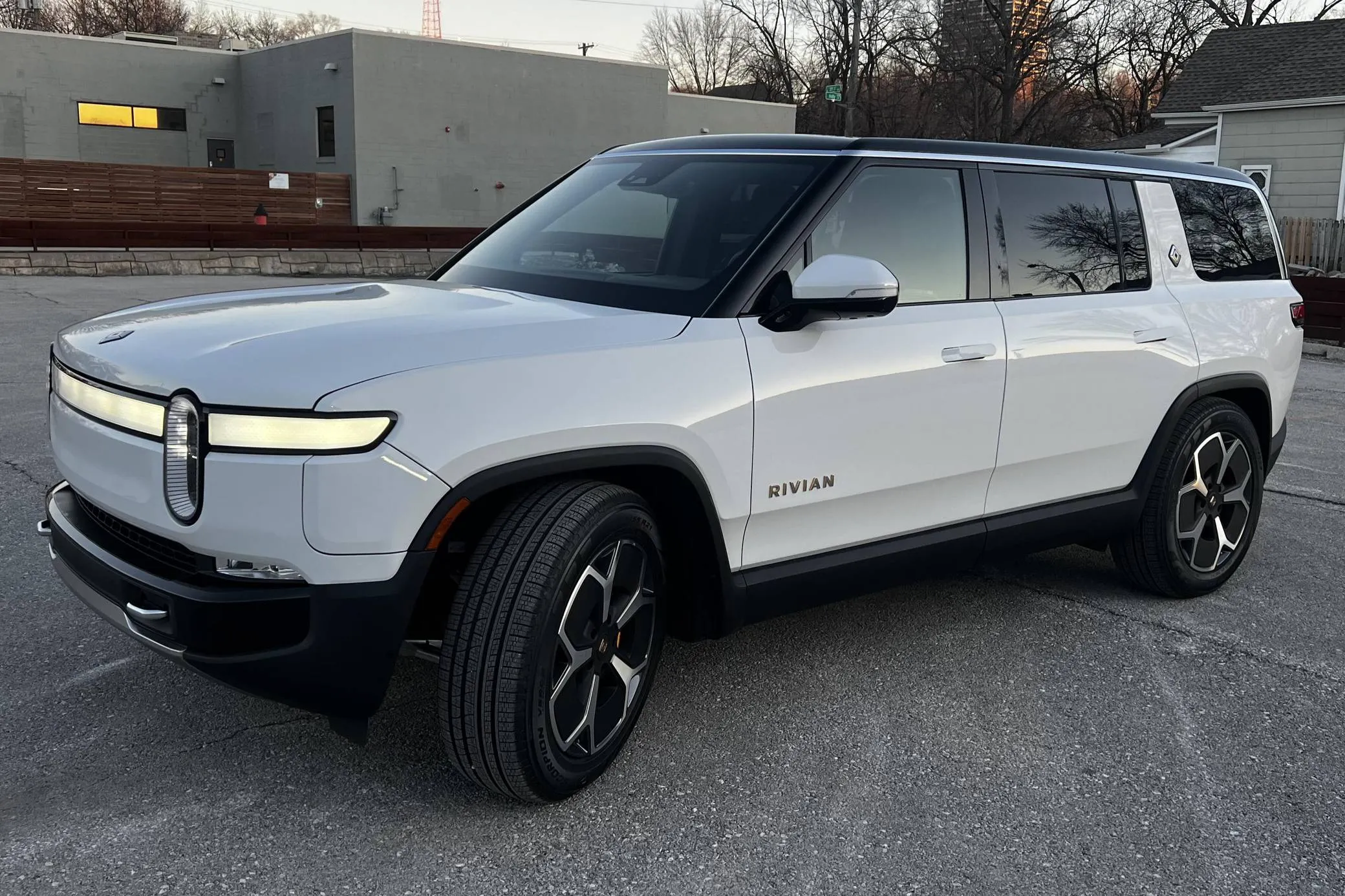 Rivian R1S Adventure Package Quad Motor AWD