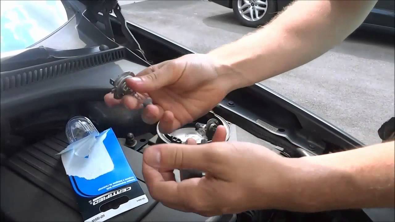 Changing Headlight Bulb on a Volkswagen Jetta