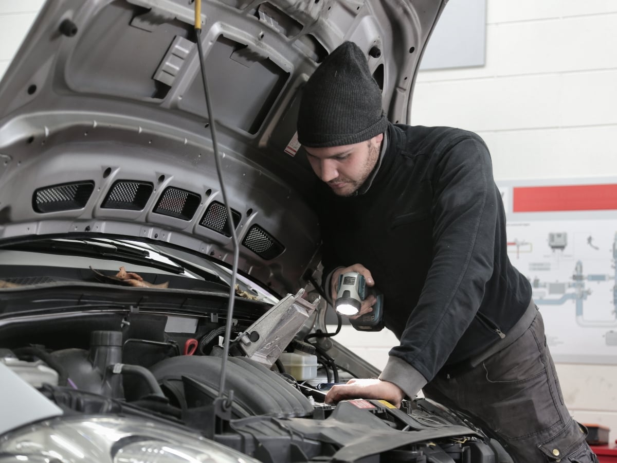 Inspecting engine mounts for cracks