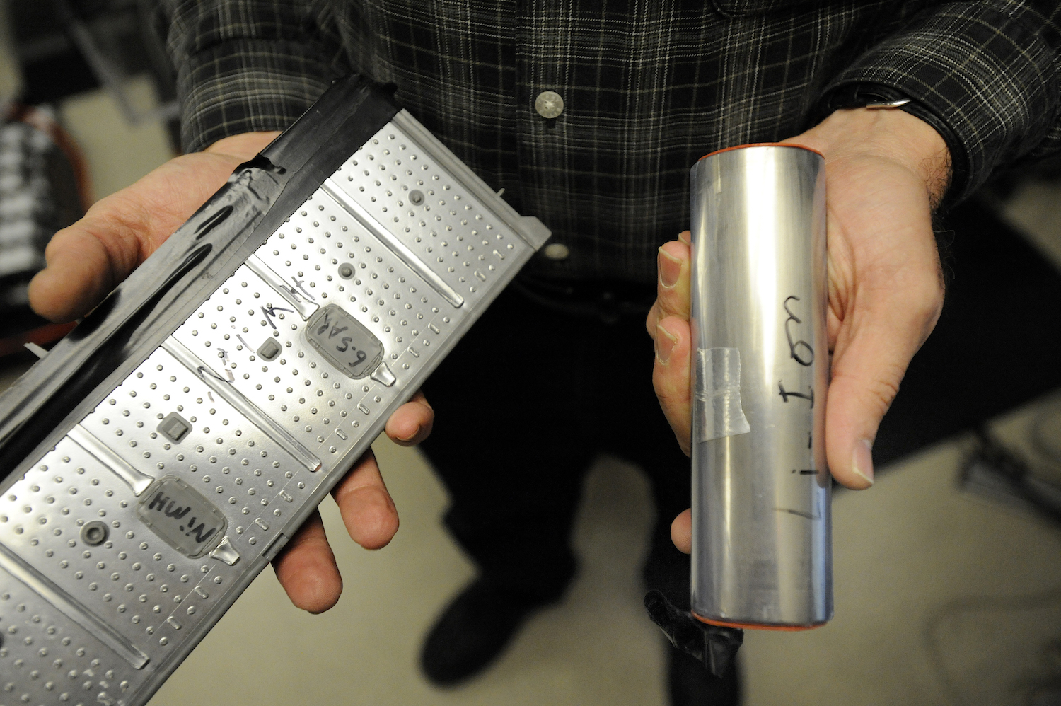 Nickel Metal Hydride (NiMH) battery pack and a Lithium ion (Li ion) battery cell
