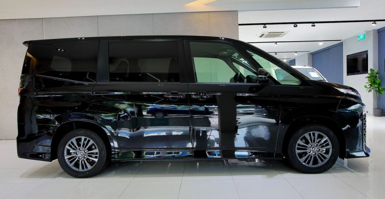 Toyota Voxy Hybrid