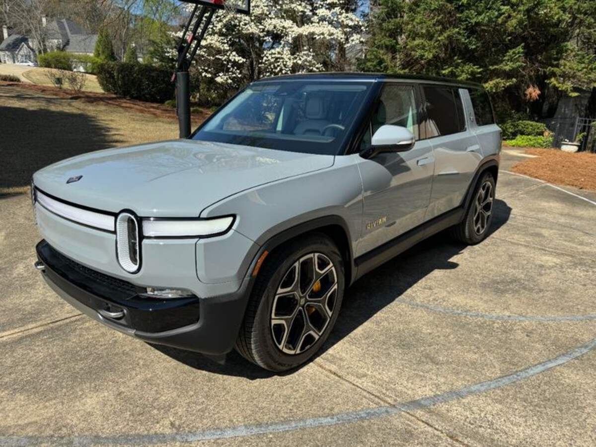 Rivian R1S 