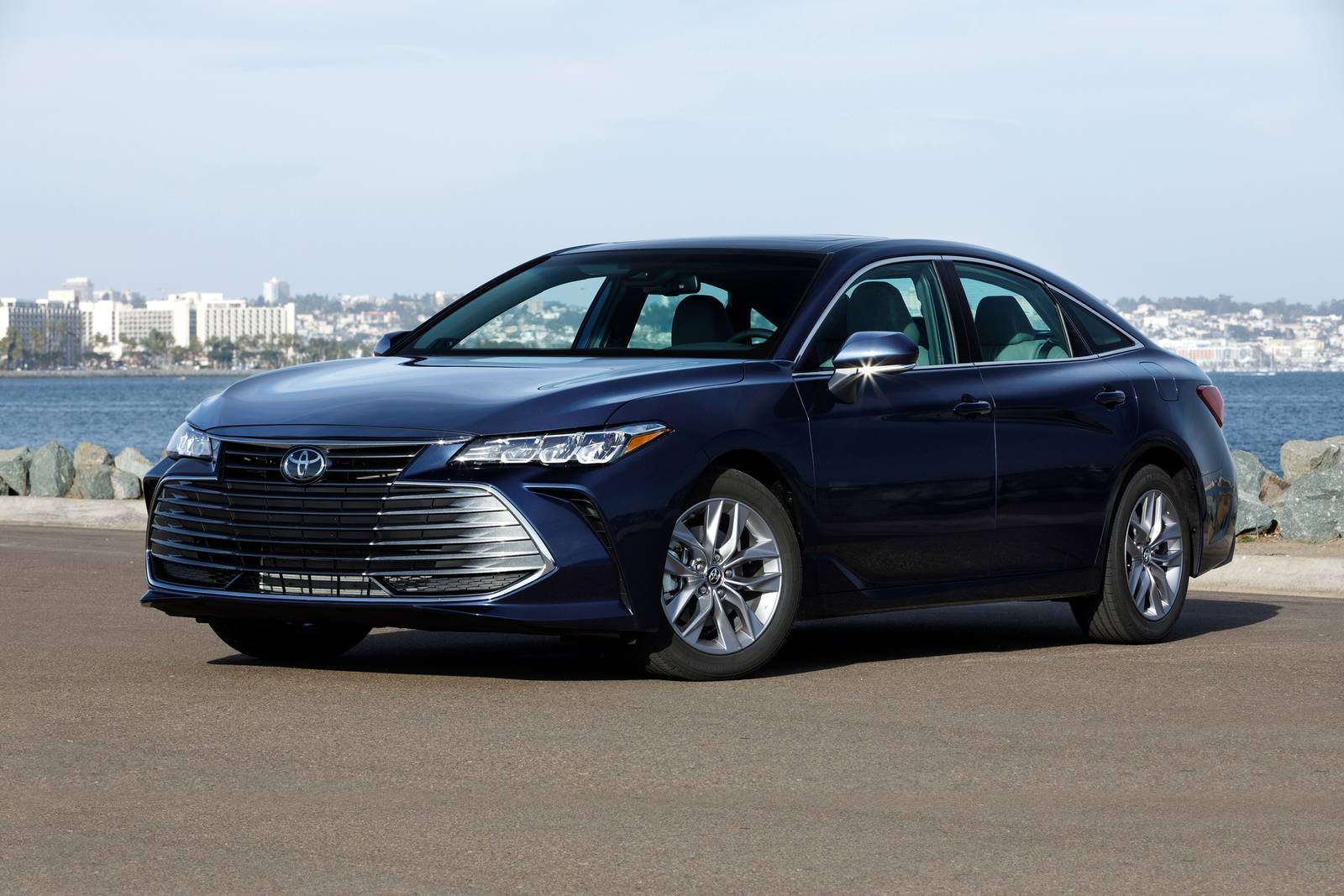 2019 Toyota Avalon XSE Hybrid FWD