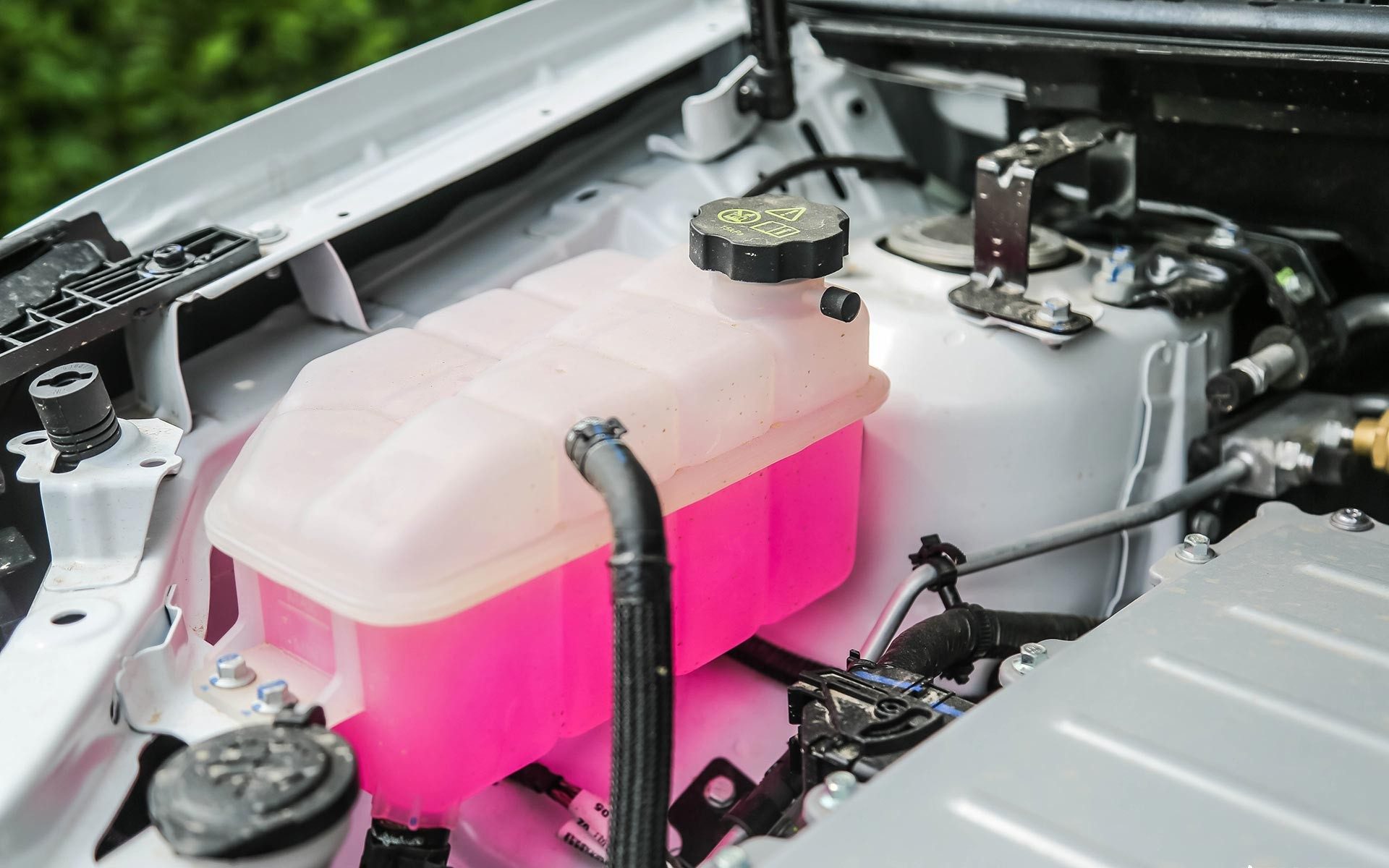 Car's engine coolant expansion tank