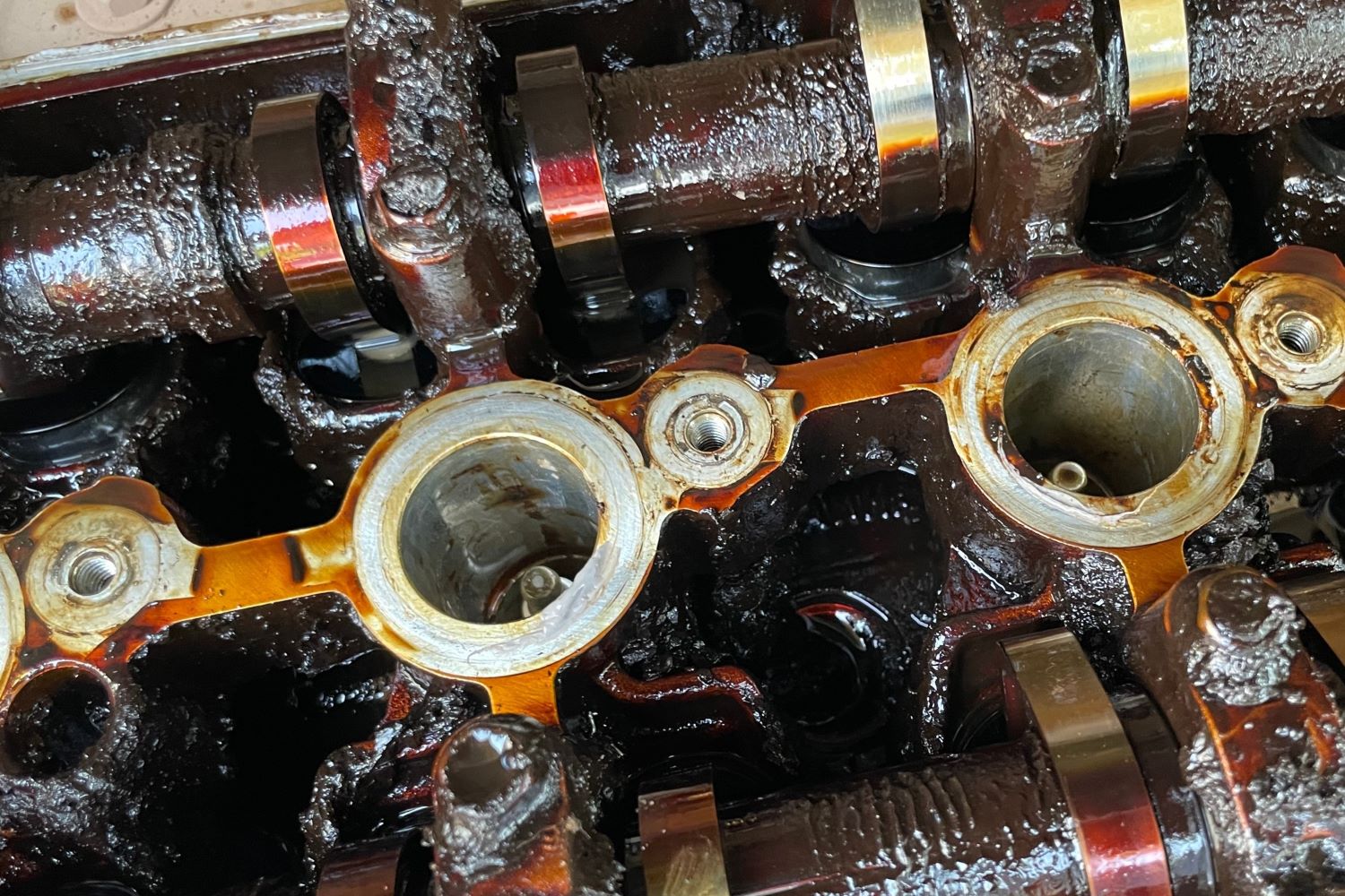 Engine oil sludge buildup on internal components Engine oil sludge buildup on internal components