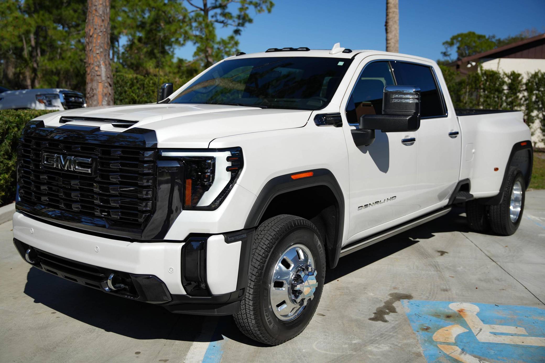 GMC Sierra 3500HD Denali 6.6L Duramax Turbo Diesel
