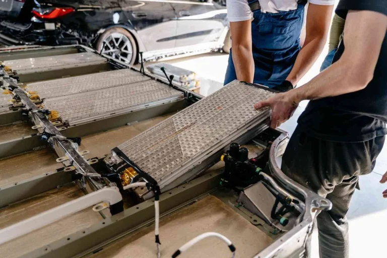 High voltage lithium ion battery pack for an electric vehicle