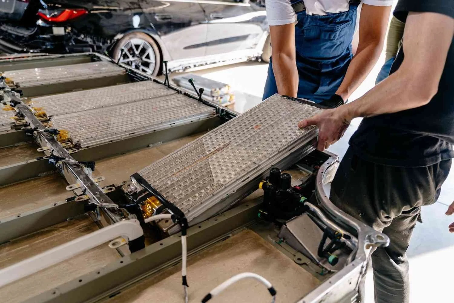 High voltage lithium ion battery pack for an electric vehicle