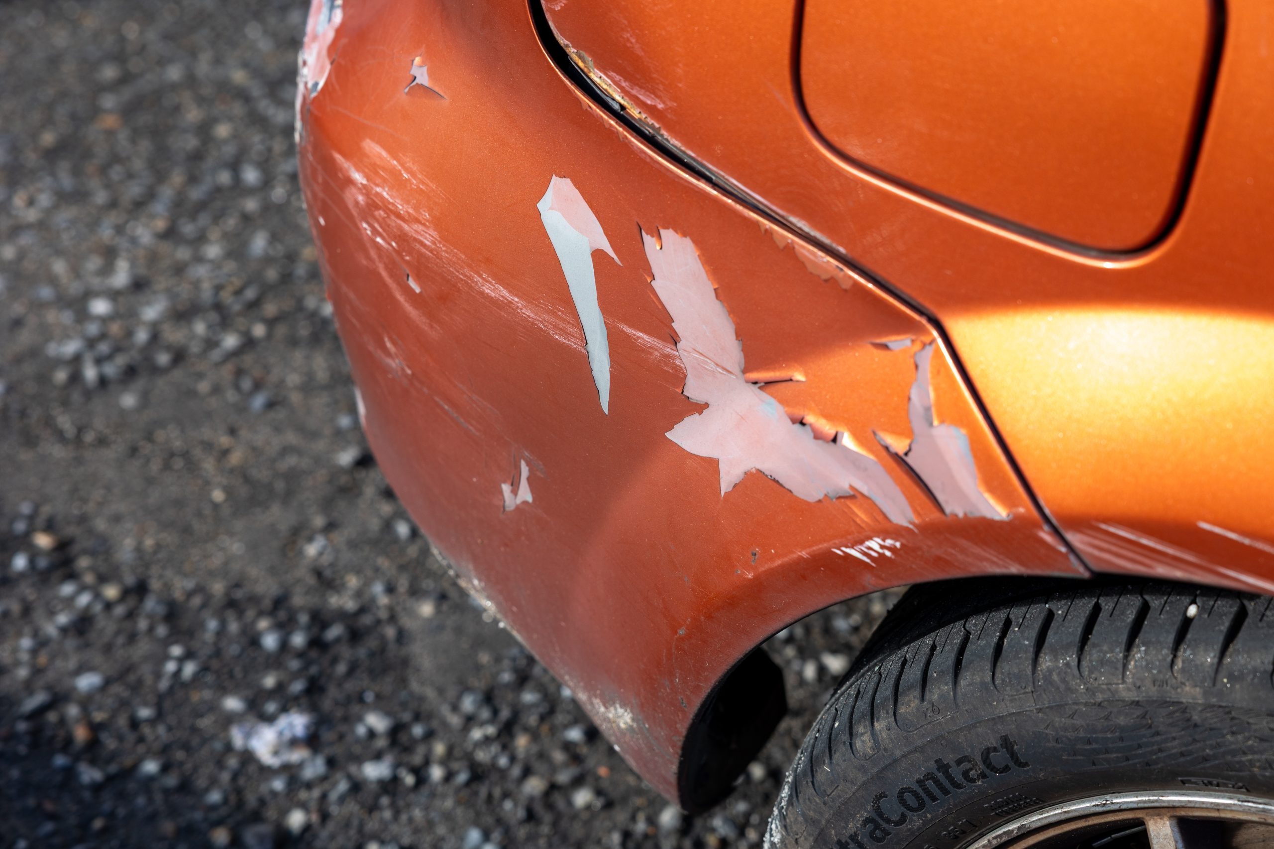 Serious damage to the rear bumper and vehicle fender