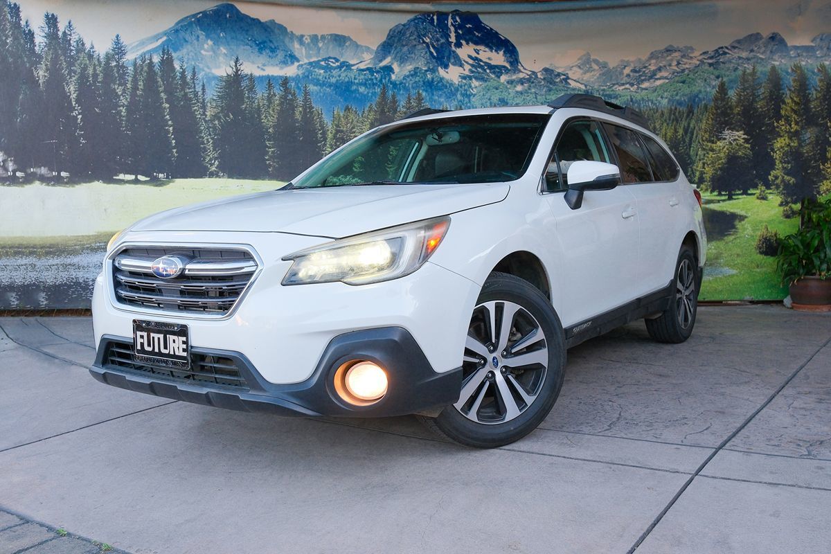 Subaru Outback (Crystal White Pearl)
