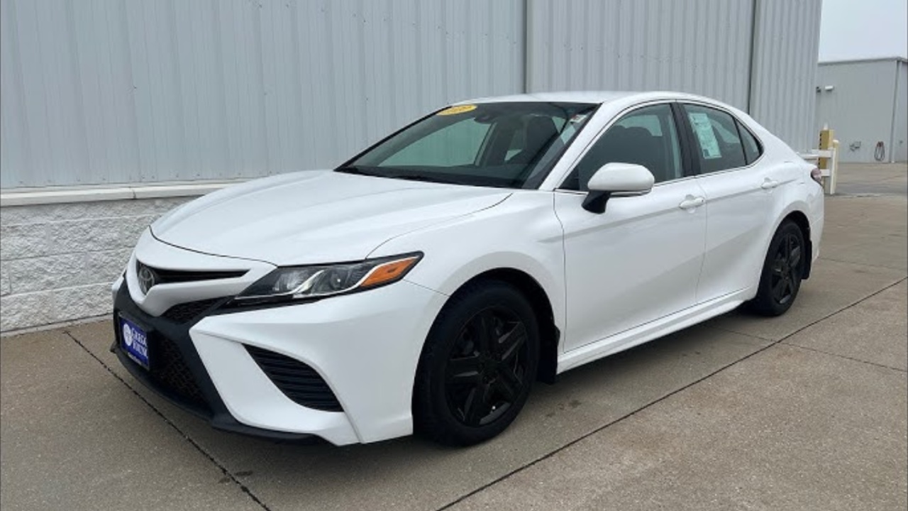 Toyota Camry (Super White)