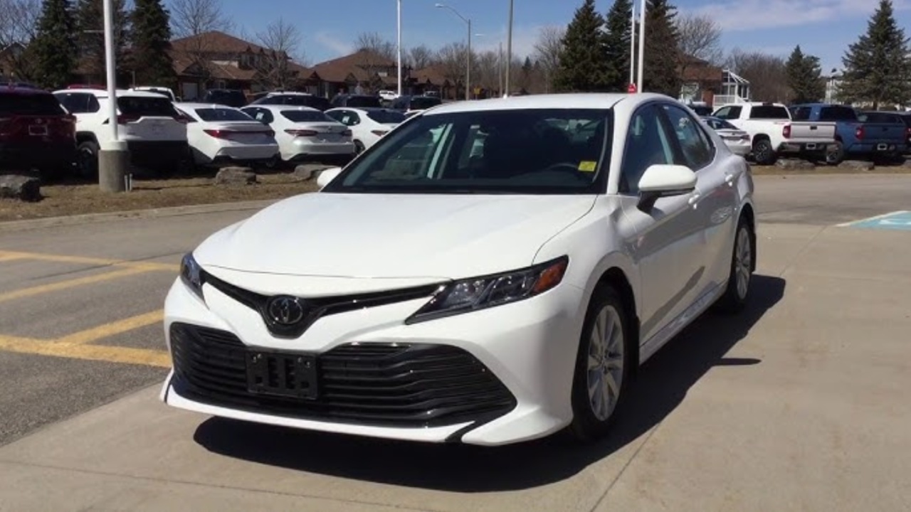 Toyota Camry (Super White)