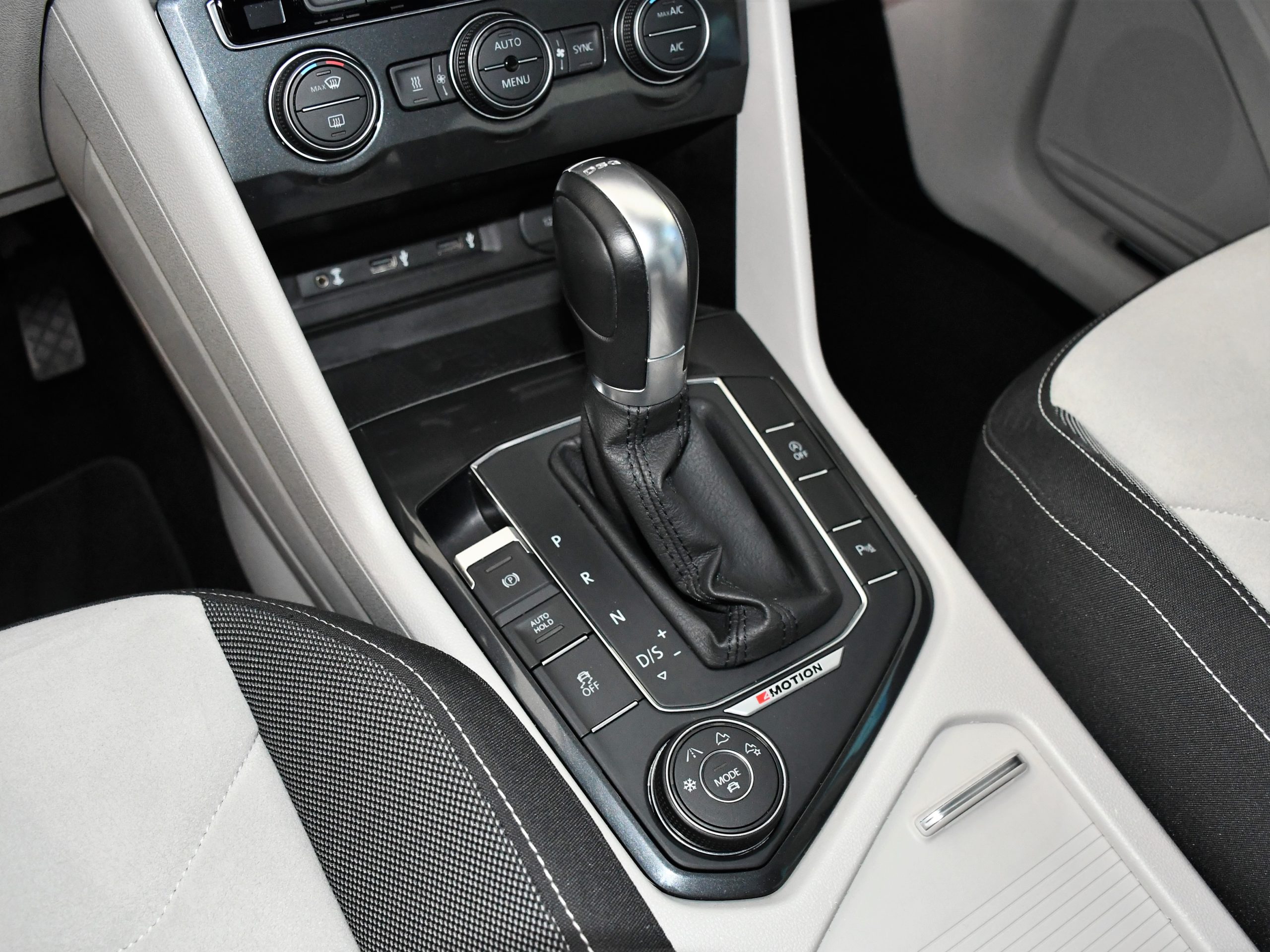 Volkswagen Tiguan II dashboard center console