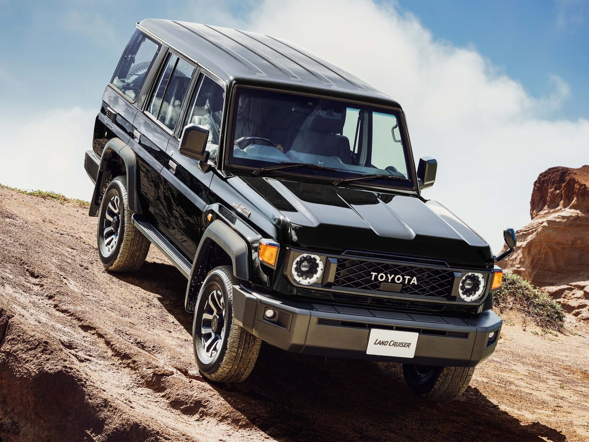 toyota land cruiser 70 black front three quarters 6568f6eb885af