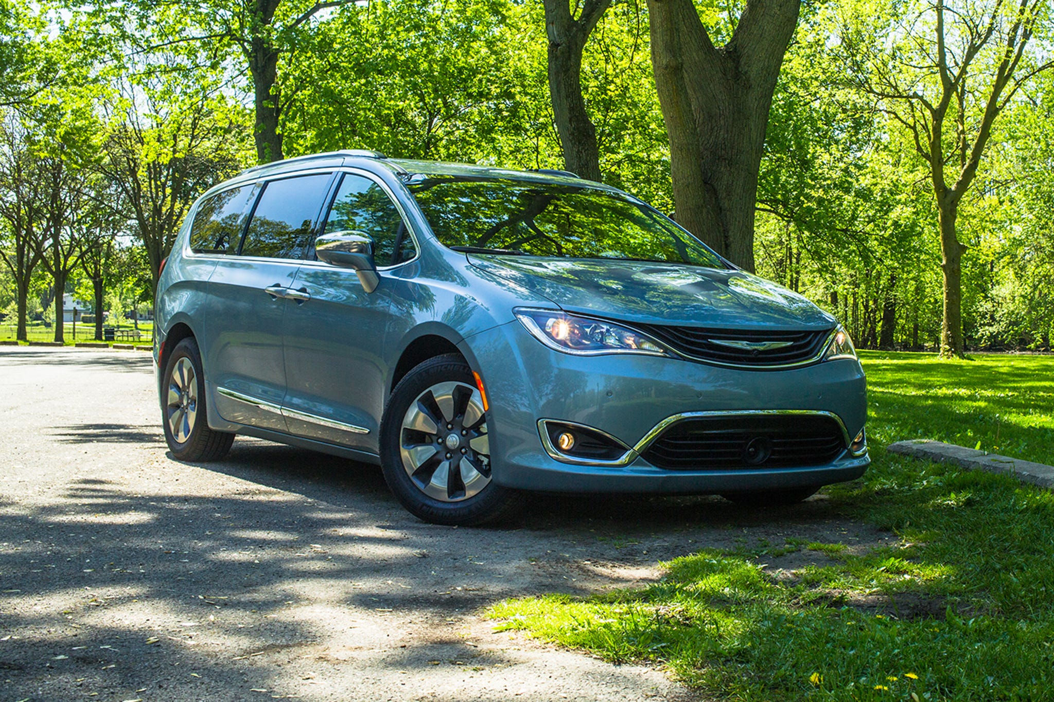 2017 Chrysler Pacifica Hybrid FWD