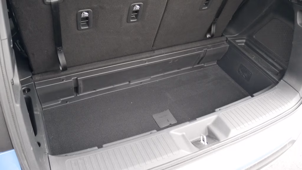 Hidden Underfloor Cargo Storage And Reversible Lid
